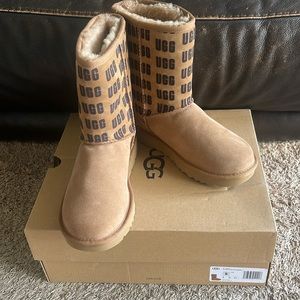 UGG classic size 6, brand new